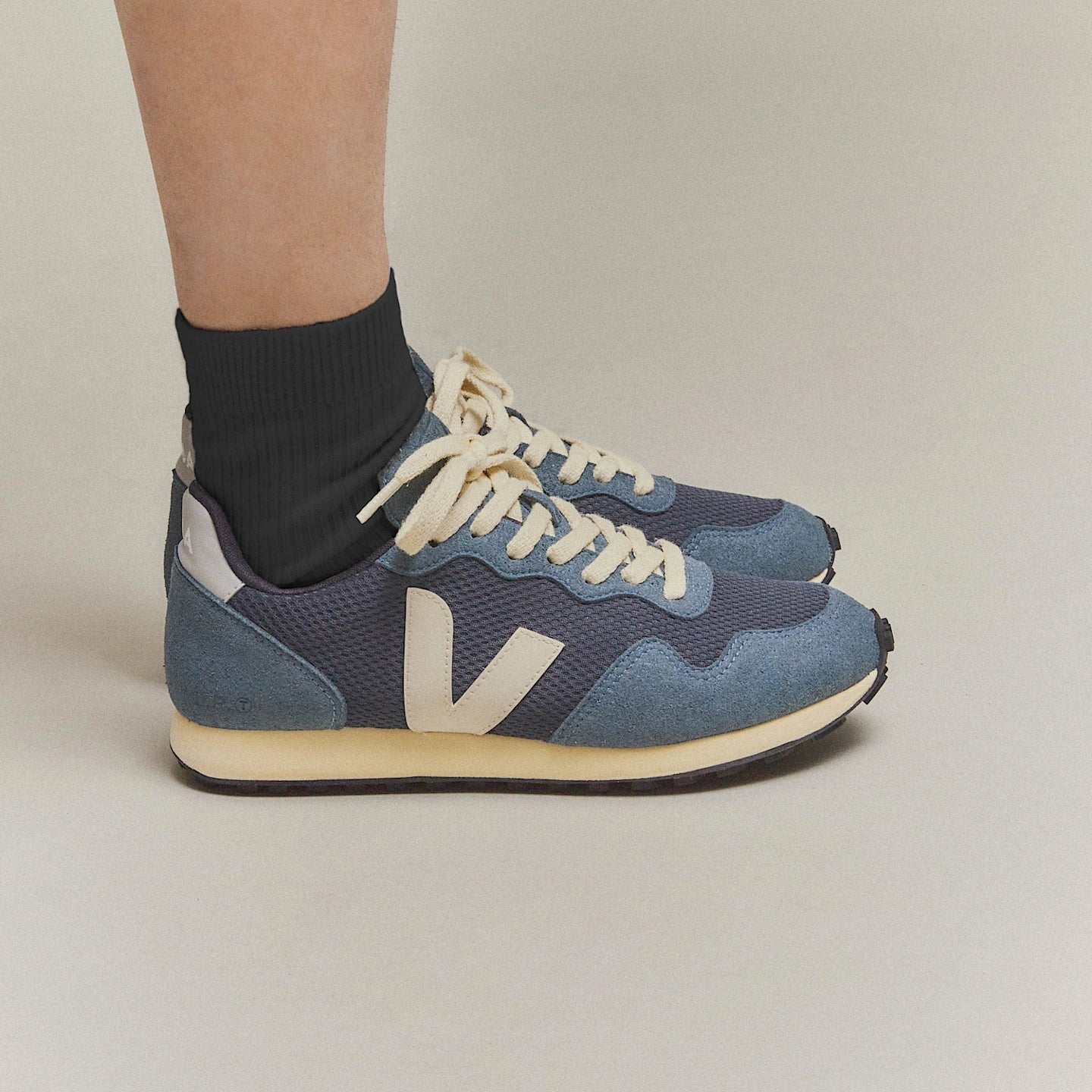 Veja Men's SDU Alveomesh Sneakers - Image 4